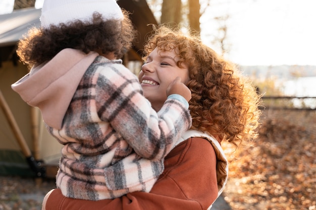 Foto gratuita giovane famiglia che si gode i viaggi