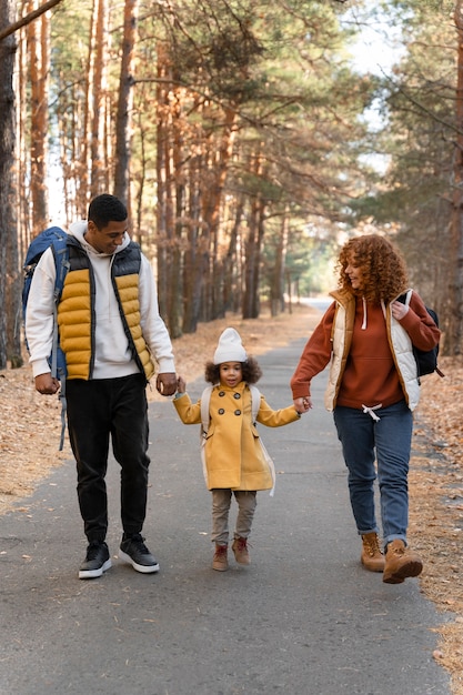 Giovane famiglia che si gode i viaggi