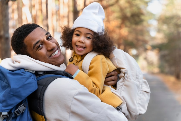 Giovane famiglia che si gode i viaggi