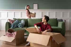 Бесплатное фото Молодая семья переезжает в новый дом