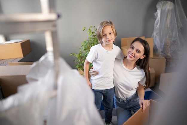 Foto gratuita giovane famiglia che si trasferisce in una nuova casa