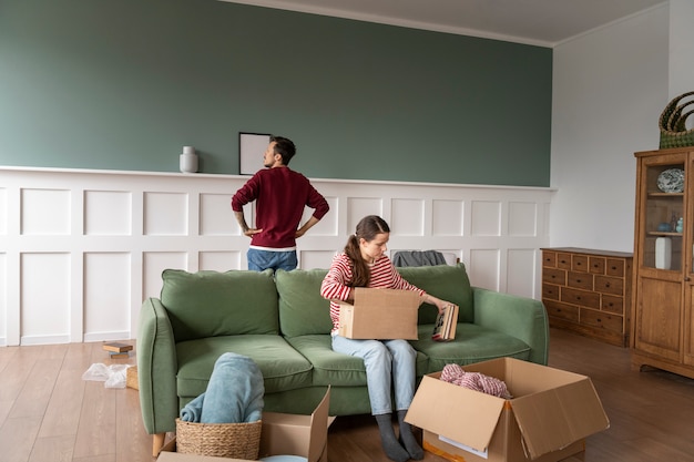 Foto gratuita giovane famiglia che si trasferisce in una nuova casa