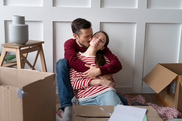 Foto gratuita giovane famiglia che si trasferisce in una nuova casa