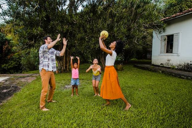 公園でボールを遊んでいる若い家族