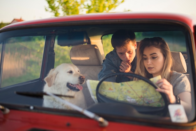 Foto gratuita giovane famiglia in viaggio con il loro cane