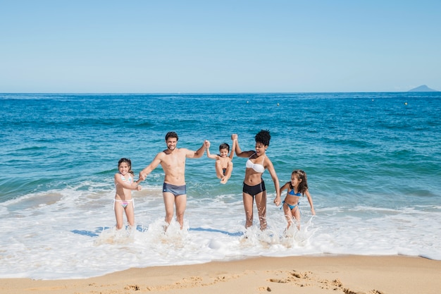 Молодая семья на берегу