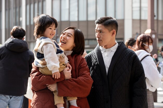 유아와 함께 시간을 보내는 젊은 가족