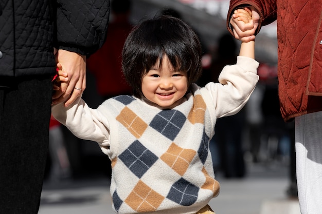 彼らの幼児と一緒に時間を過ごす若い家族