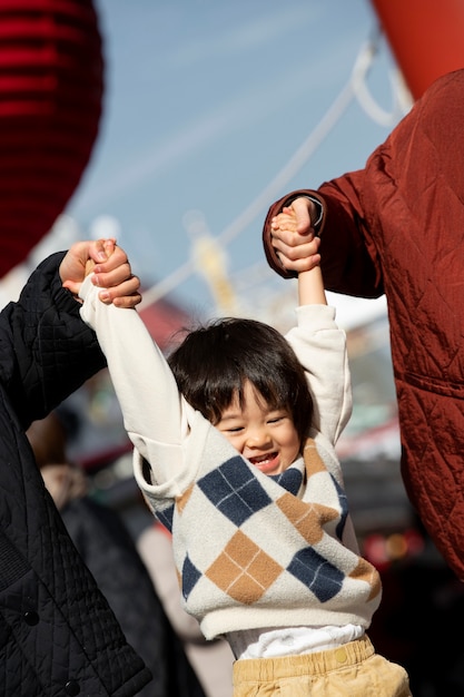 彼らの幼児と一緒に時間を過ごす若い家族