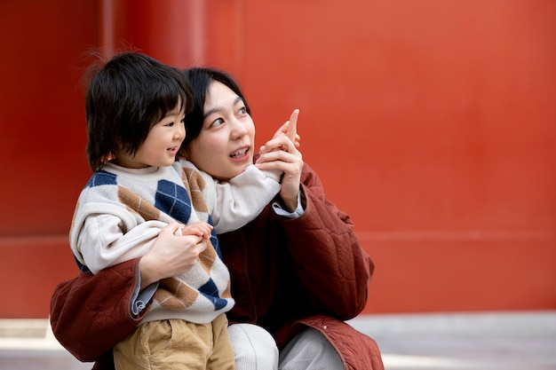 無料写真 彼らの幼児と一緒に時間を過ごす若い家族