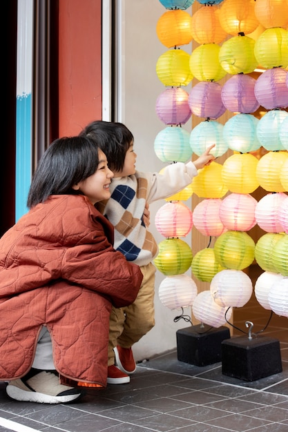 유아와 함께 시간을 보내는 젊은 가족