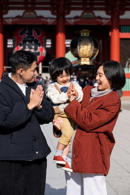 유아와 함께 시간을 보내는 젊은 가족