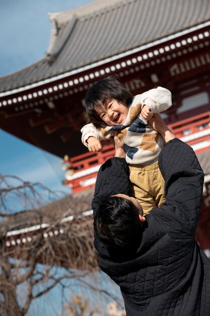 彼らの幼児と一緒に時間を過ごす若い家族