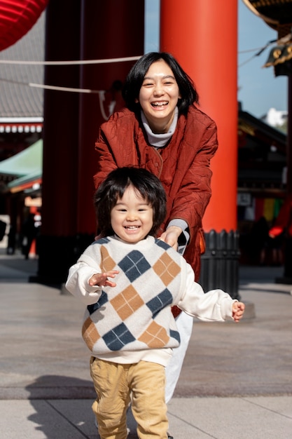 유아와 함께 시간을 보내는 젊은 가족