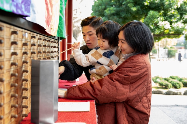 무료 사진 유아와 함께 시간을 보내는 젊은 가족