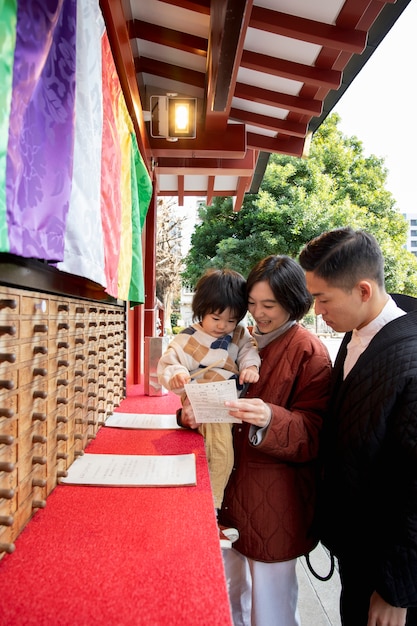 유아와 함께 시간을 보내는 젊은 가족