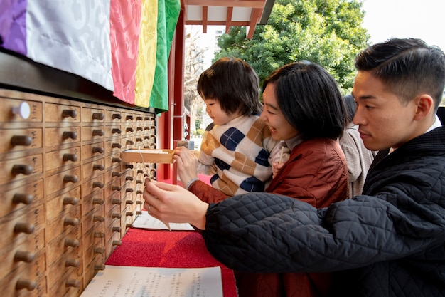 無料写真 彼らの幼児と一緒に時間を過ごす若い家族