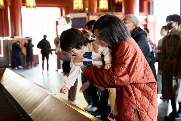 彼らの幼児と一緒に時間を過ごす若い家族