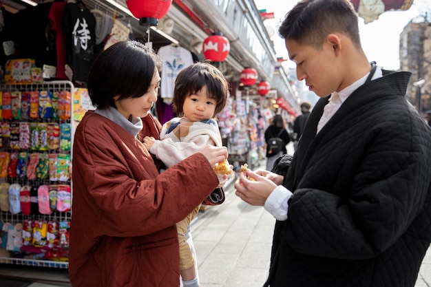 彼らの幼児と一緒に時間を過ごす若い家族