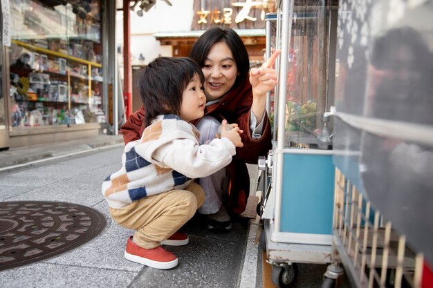 유아와 함께 시간을 보내는 젊은 가족