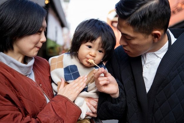 Giovane famiglia che trascorre del tempo con il proprio bambino