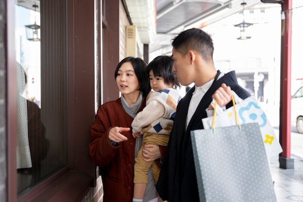 無料写真 彼らの幼児と一緒に時間を過ごす若い家族