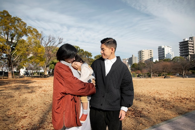 유아와 함께 시간을 보내는 젊은 가족