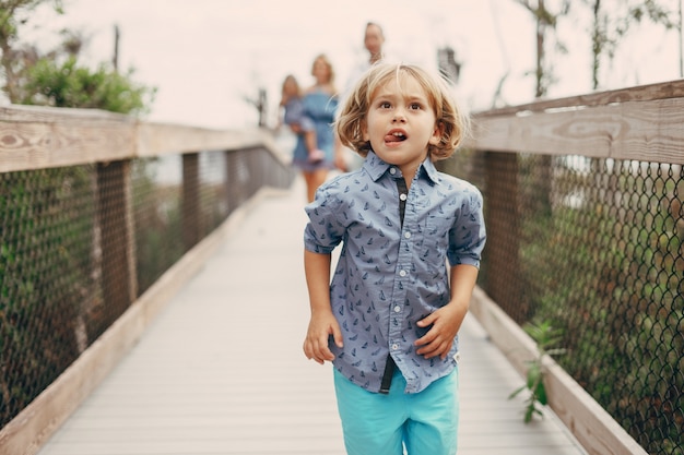 Foto gratuita giovane famiglia in strada