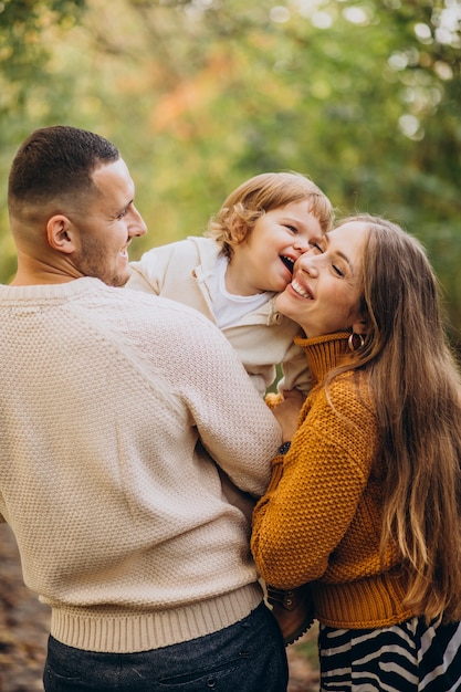 Giovane famiglia con bambini nella sosta di autunno