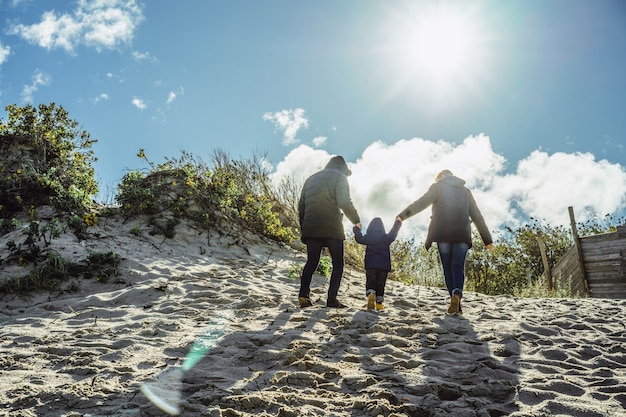 Una giovane famiglia con bambini trascorre il fine settimana sulle rive del freddo mar baltico