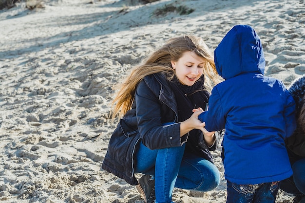 молодая семья с детьми проводит выходные на берегах холодного Балтийского моря