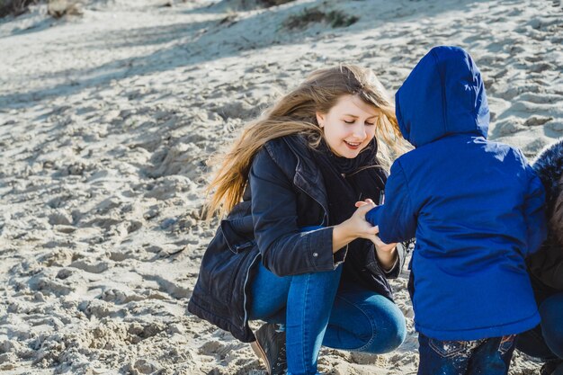 子供がいる若い家族は、冷たいバルト海の海岸で週末を過ごす