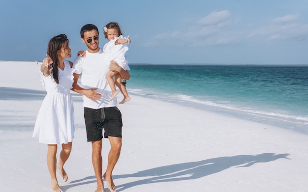 무료 사진 바다로 휴가에 작은 daugher와 젊은 가족