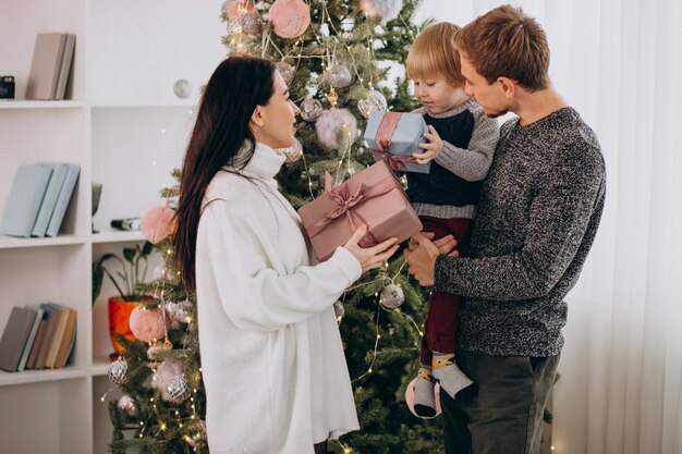 クリスマスツリーで幼い息子と若い家族