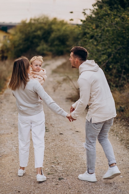 Foto gratuita giovane famiglia con figlio piccolo nel parco