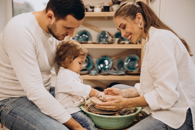 Giovane famiglia con figlio piccolo a un corso di ceramica