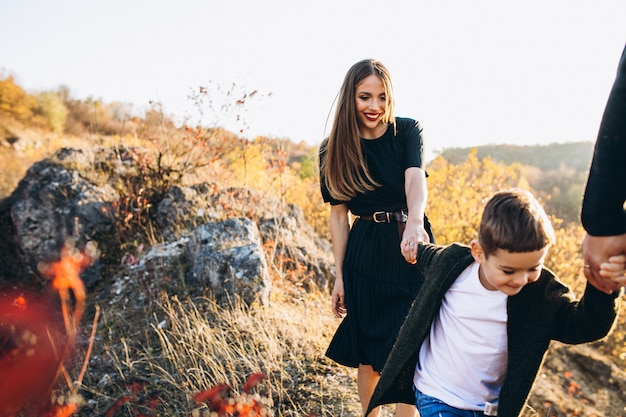 Giovane famiglia con figlio piccolo, passeggiate nel parco