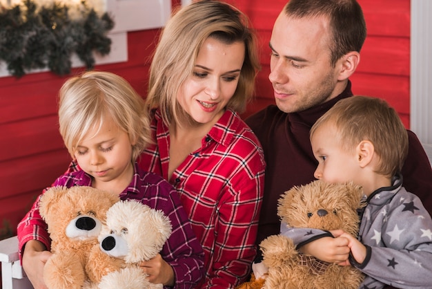 Giovane famiglia con due bambini