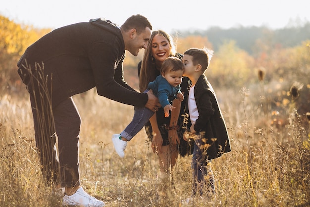 Foto gratuita giovane famiglia con due figli insieme nel parco