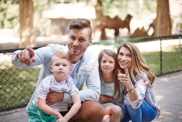 Молодая семья в зоопарке