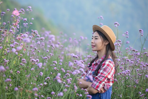 若い農夫は庭の花を賞賛します。