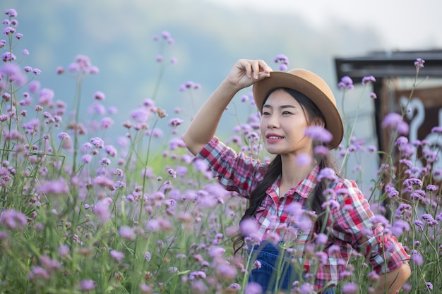 若い農夫は庭の花を賞賛します。