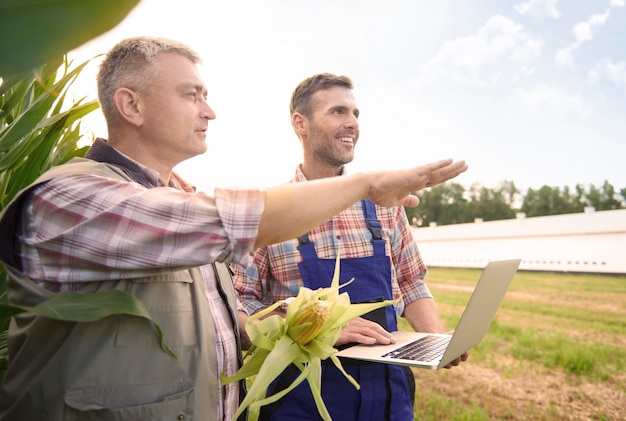 Foto gratuita giovane agricoltore che si prende cura dei suoi affari