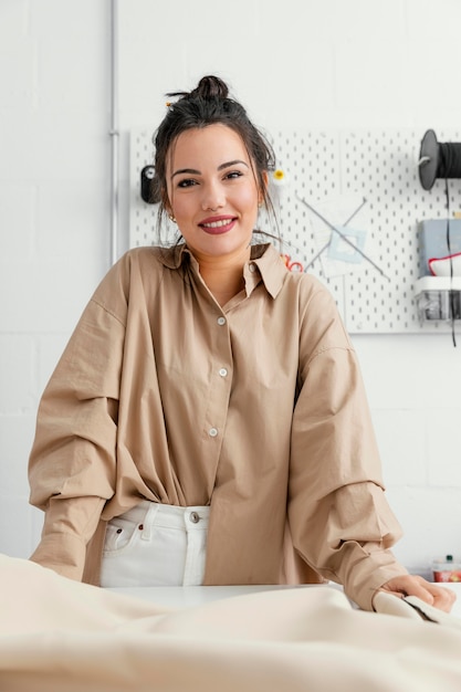 Giovane stilista che lavora da sola nel suo laboratorio