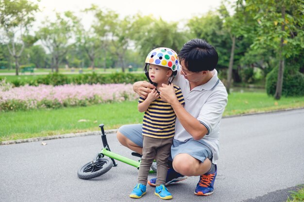 若い父親がかわいいアジア2歳の幼児の男の子の子供 お父さんと息子が自然にバランスバイク 自転車を実行 を楽しんでいる時間を過ごす 父親の息子が自転車に乗る 父の日のコンセプト 映画 プレミアム写真 若い父親がかわいいアジア2歳の幼児の男の子の子供 お父さんと息子が自然にバランスバイク 自転車を実行 を楽しんでいる時間を過ごす 父親の息子が自転車に乗る 父の日のコンセプト 映画 プレミアム写真