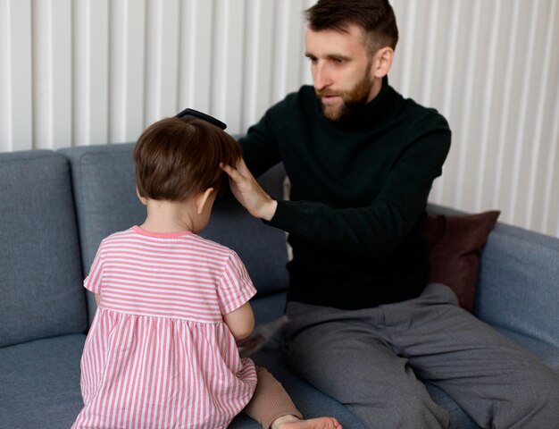 若い父親が娘と時間を過ごす