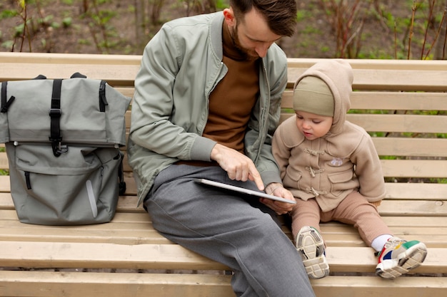 彼の子供を持つ若い父親