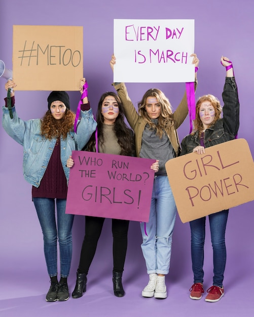 一緒に抗議している若い女性活動家