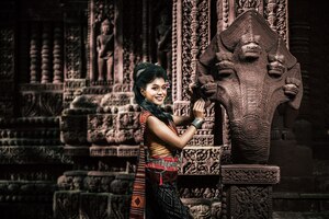 Молодая женщина-актриса в красивых старинных костюмах, в старинных памятниках, в драматическом стиле. представьте легенду о любви, популярную историю, тайскую сказку исан под названием 