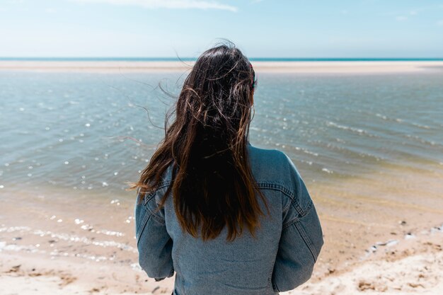 Молодая женщина, любуясь видом на море